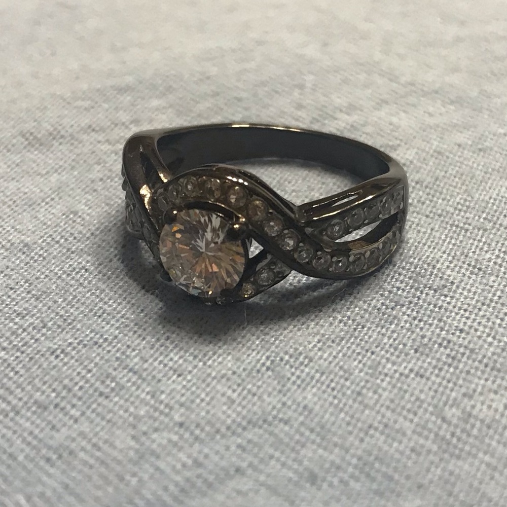 Black ring - Picture 3 of 3
